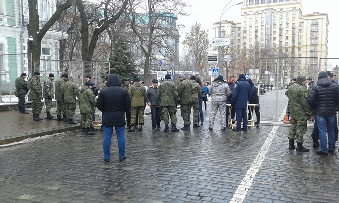 Протести в Києві: біля Нацбанку сьогодні мітингує близько 500 осіб